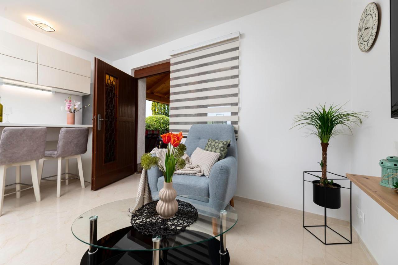Apartman "Ela" Njivice Buitenkant foto