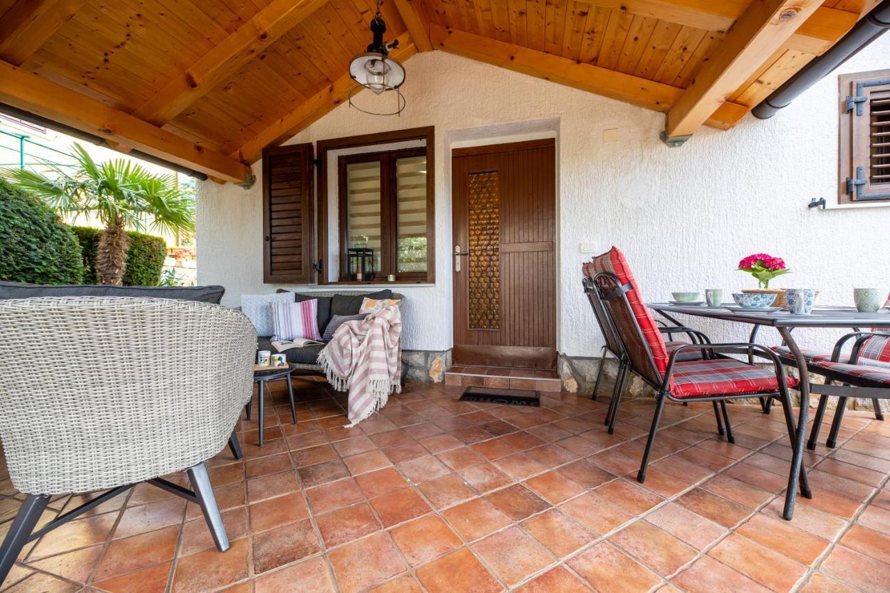 Apartman "Ela" Njivice Buitenkant foto