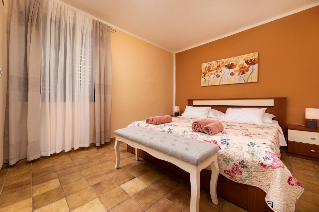 Apartman "Ela" Njivice Buitenkant foto