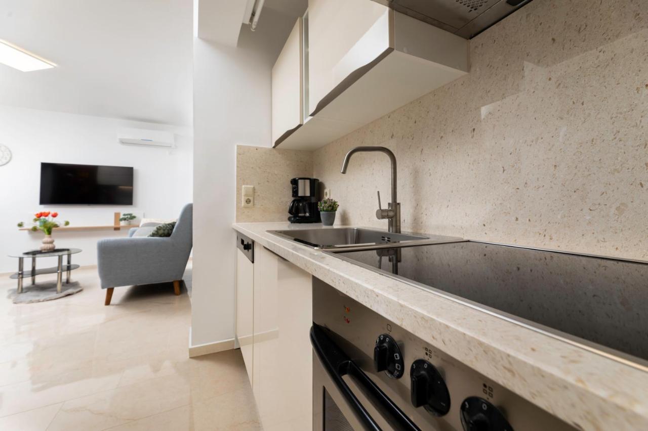 Apartman "Ela" Njivice Buitenkant foto
