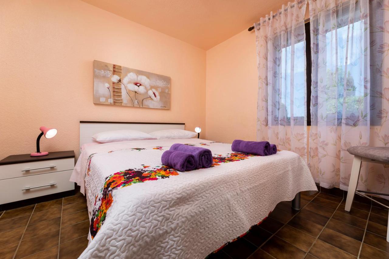 Apartman "Ela" Njivice Buitenkant foto