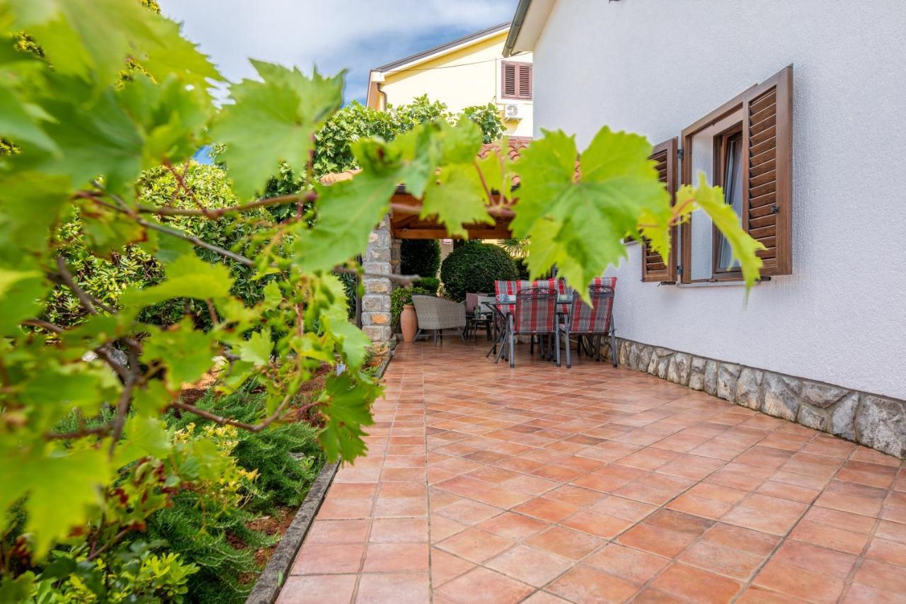 Apartman "Ela" Njivice Buitenkant foto