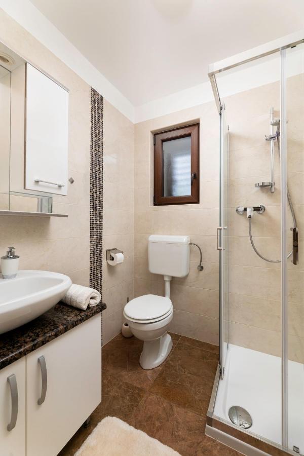Apartman "Ela" Njivice Buitenkant foto