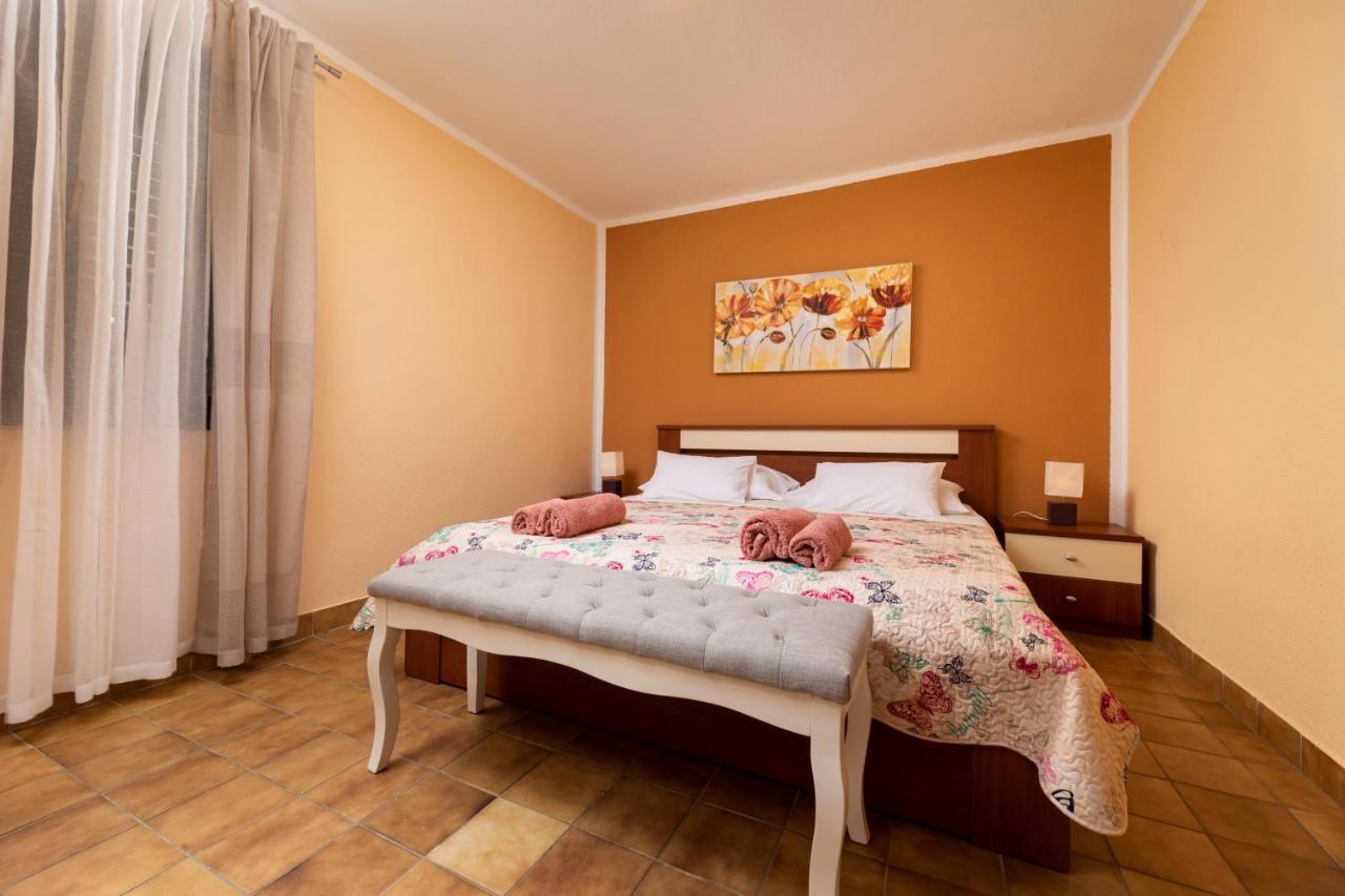 Apartman "Ela" Njivice Buitenkant foto