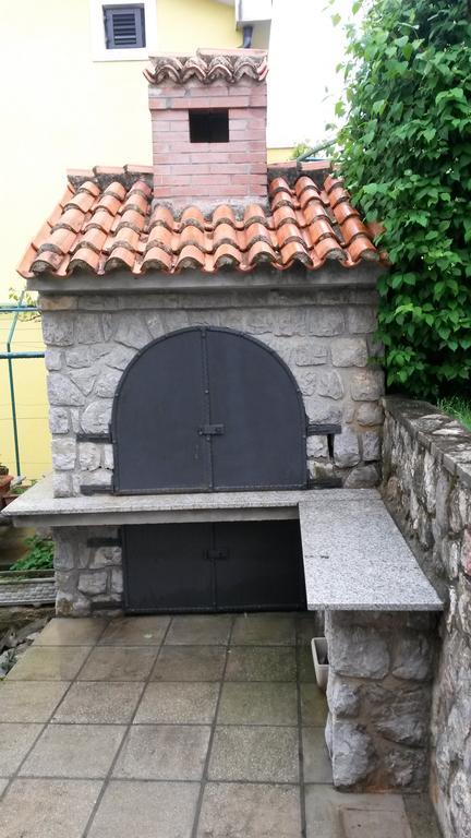 Apartman "Ela" Njivice Buitenkant foto