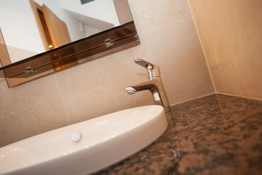 Apartman "Ela" Njivice Buitenkant foto
