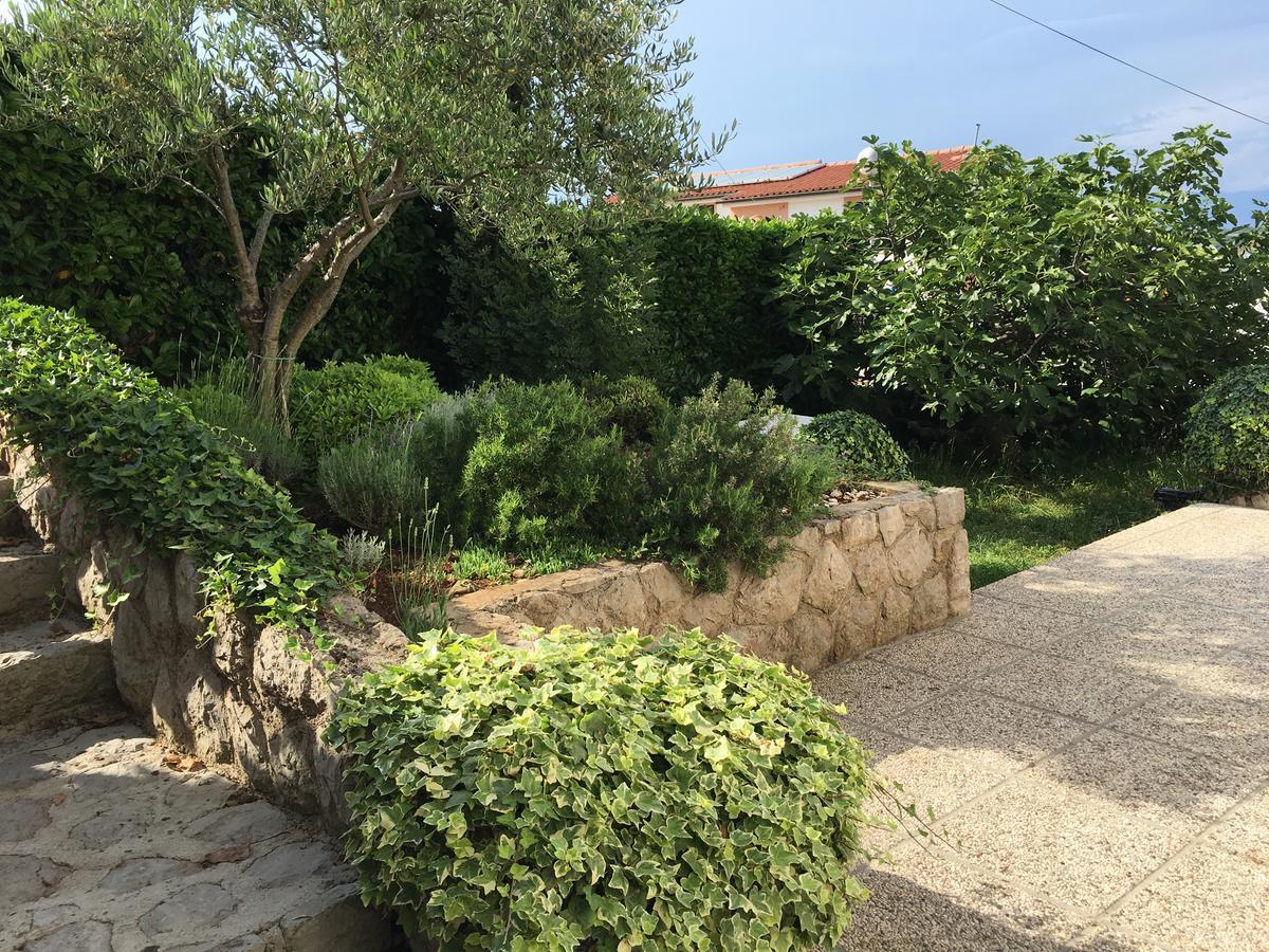 Apartman "Ela" Njivice Buitenkant foto